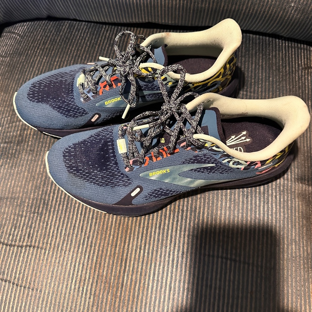 Tennis shoes